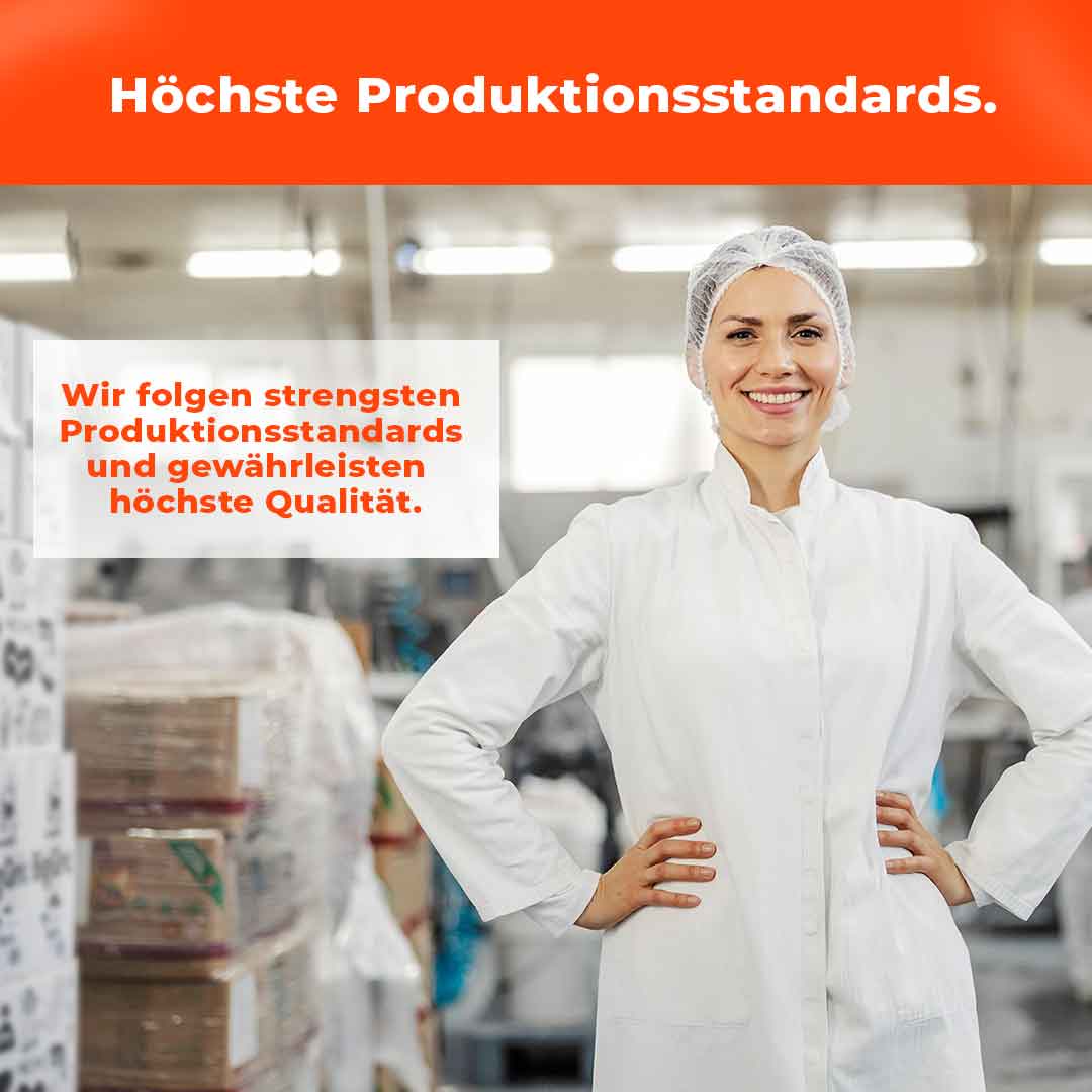 Silkslide Produktionsmitarbeiterin in weißem Schutzanzug – höchste Produktionsstandards und Qualitätssicherung in der Fertigung
