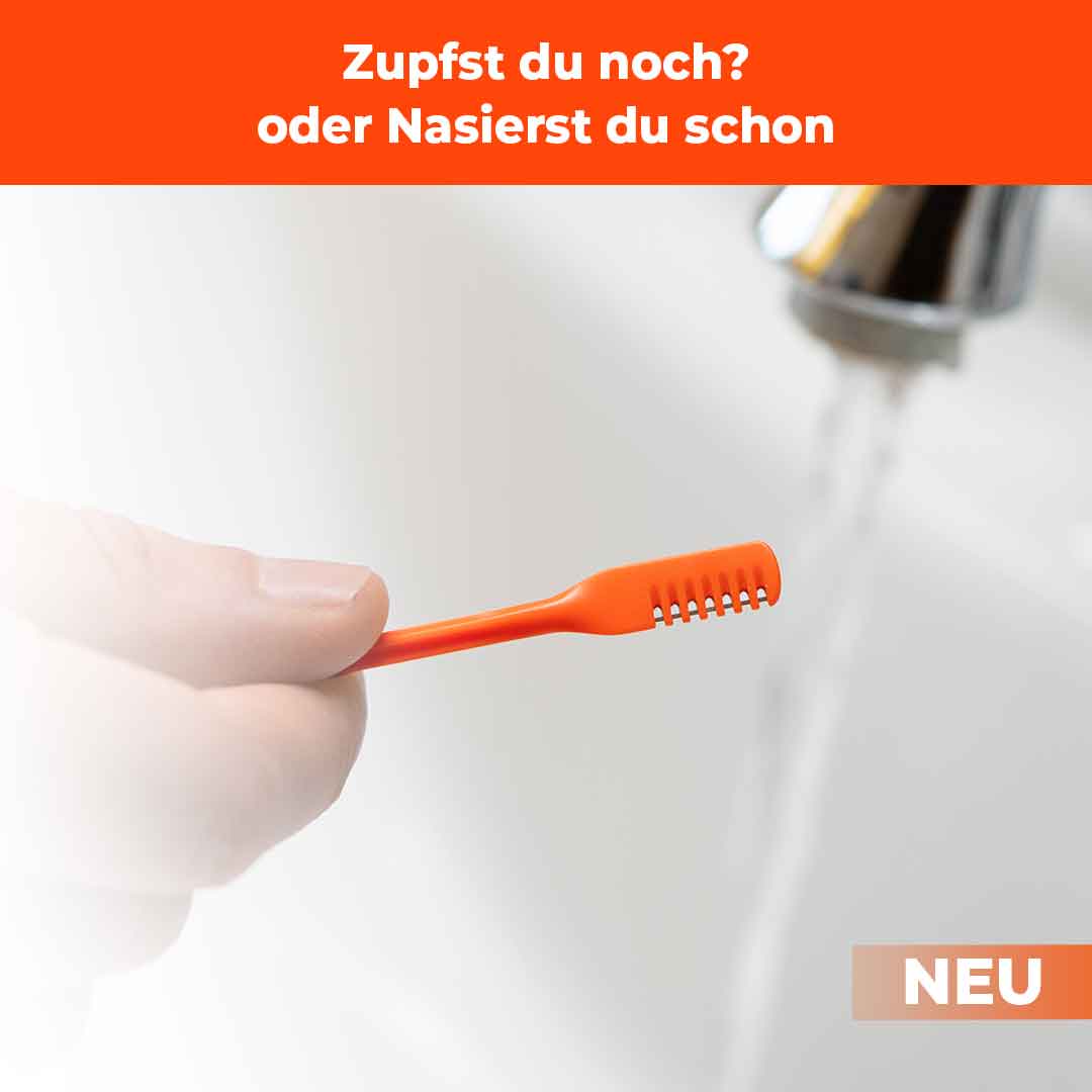 Hand hält Silkslide One® Nasierer unter fließendem Wasser – Anwendungsvorbereitung für schmerzfreie Nasenhaar-Rasur