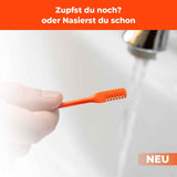 Hand hält Silkslide One® Nasierer unter fließendem Wasser – Anwendungsvorbereitung für schmerzfreie Nasenhaar-Rasur